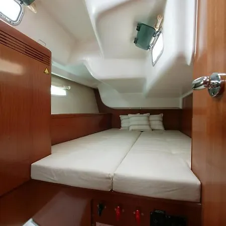 Boat In Mahon 船屋 *