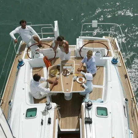 Boat In Mahon Bateau-hôtel Mao